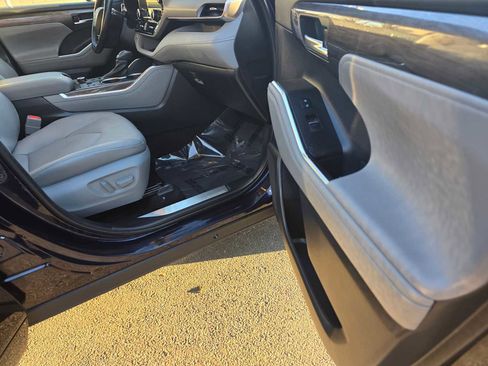 Used 2023 Toyota Highlander Platinum image 10