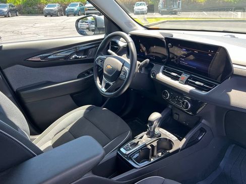 Used 2025 Chevrolet TrailBlazer LT w/ Convenience Package FWD image 9