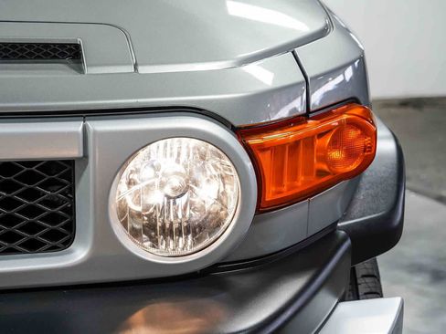 Used 2011 Toyota FJ Cruiser 4WD w/ Convenience Pkg image 7