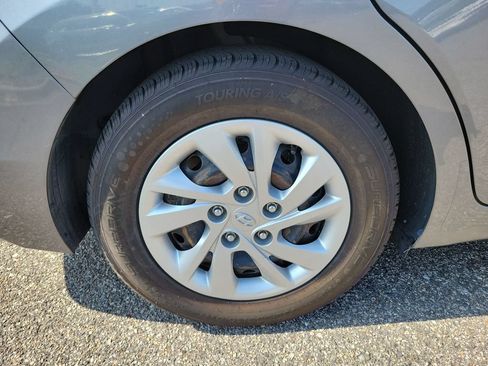 Used 2019 Hyundai Elantra SE FWD image 9