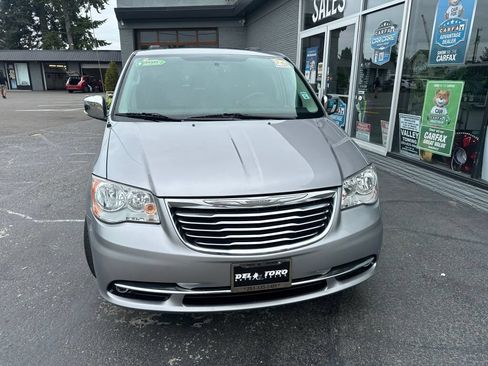 Used 2016 Chrysler Town & Country Limited FWD image 3
