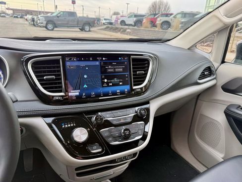 Used 2024 Chrysler Pacifica Select image 18