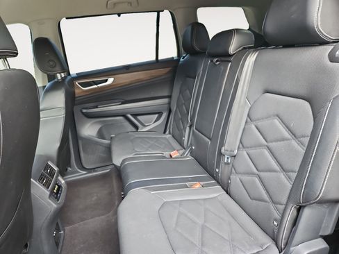 Used 2024 Volkswagen Atlas SE image 13