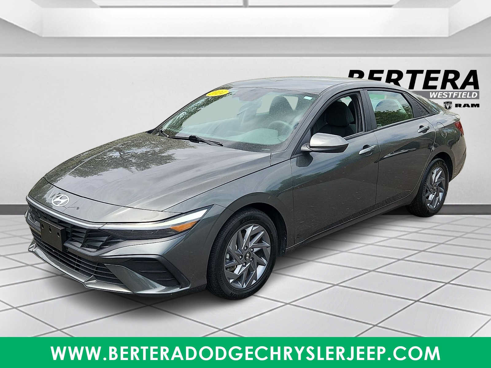 Used 2024 Hyundai Elantra SEL FWD image 3