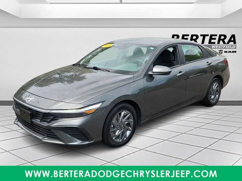Used 2024 Hyundai Elantra SEL FWD image 3