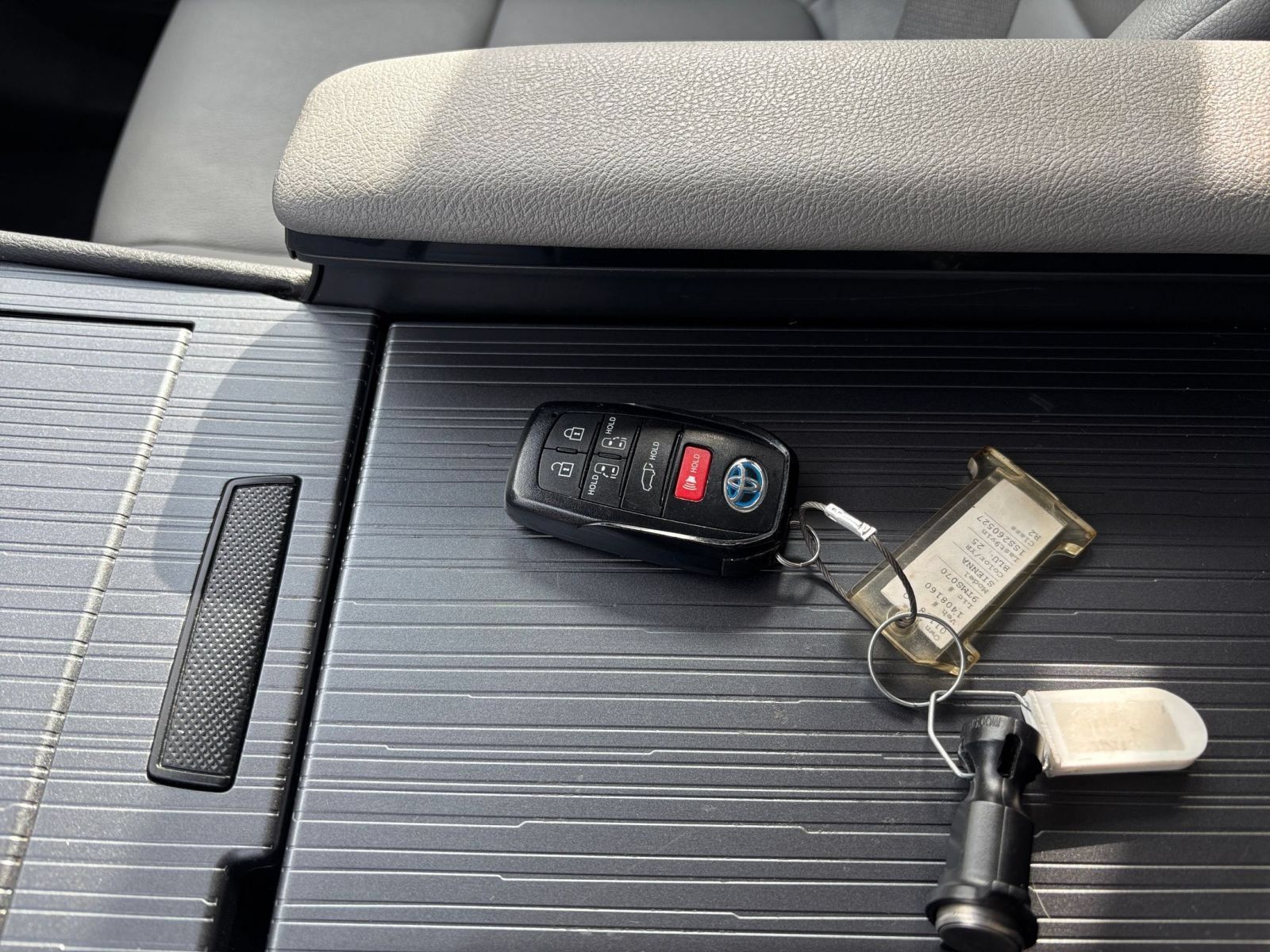 Used 2025 Toyota Sienna XLE FWD image 20
