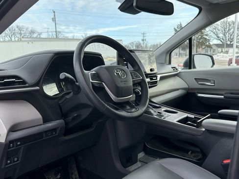 Used 2021 Toyota Sienna XLE image 8