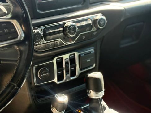 Used 2020 Jeep Wrangler Unlimited Sahara AWD/4WD image 18