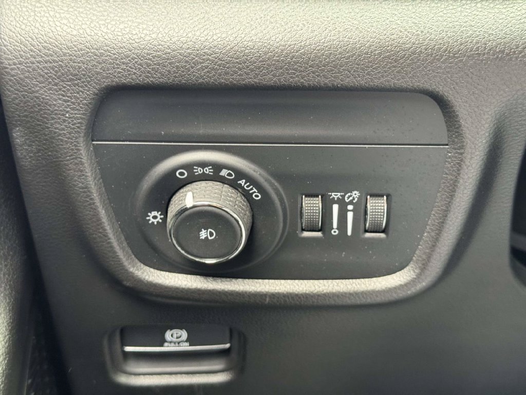 Used 2023 Jeep Grand Cherokee Limited w/ Luxury Tech Group II AWD/4WD image 19