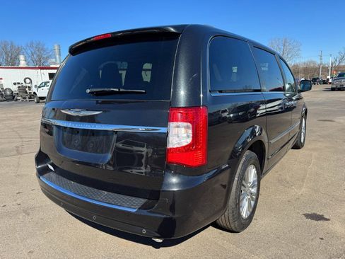 Used 2015 Chrysler Town & Country Touring-L w/ Driver Convenience Group image 5