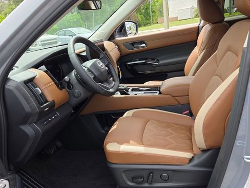 New 2026 Nissan Pathfinder Platinum FWD image 3
