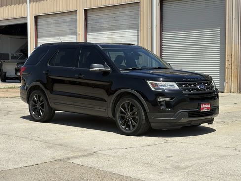 Used 2018 Ford Explorer XLT w/ Equipment Group 202A FWD image 3