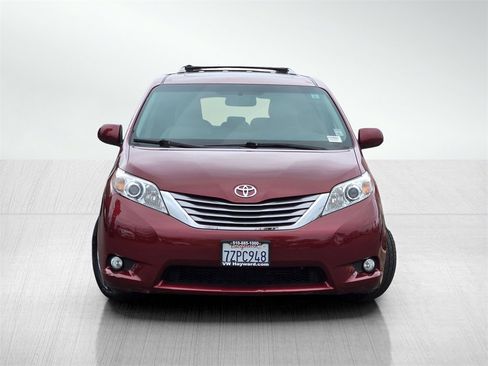 Used 2017 Toyota Sienna XLE image 2