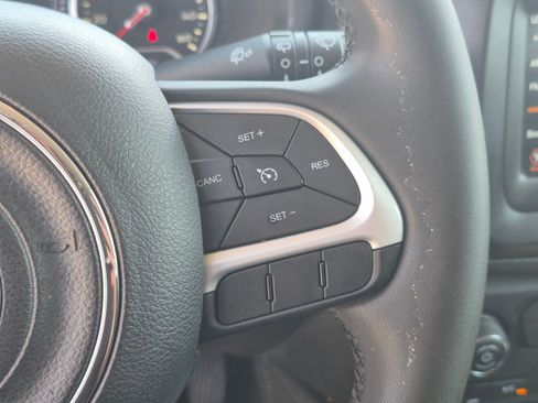 Used 2018 Jeep Renegade Latitude FWD image 19