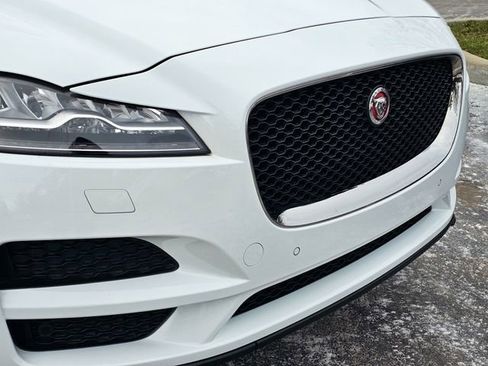 Used 2017 Jaguar F-PACE Prestige image 3