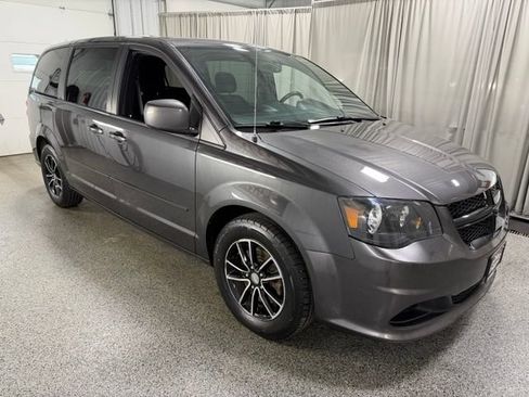 Used 2016 Dodge Grand Caravan SE FWD image 3