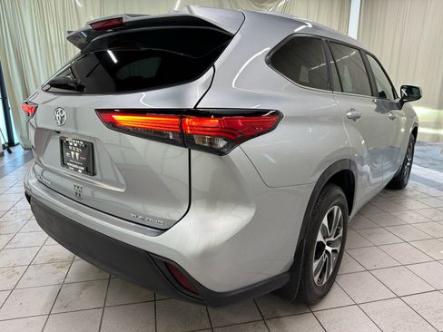 Used 2023 Toyota Highlander XLE AWD/4WD image 5