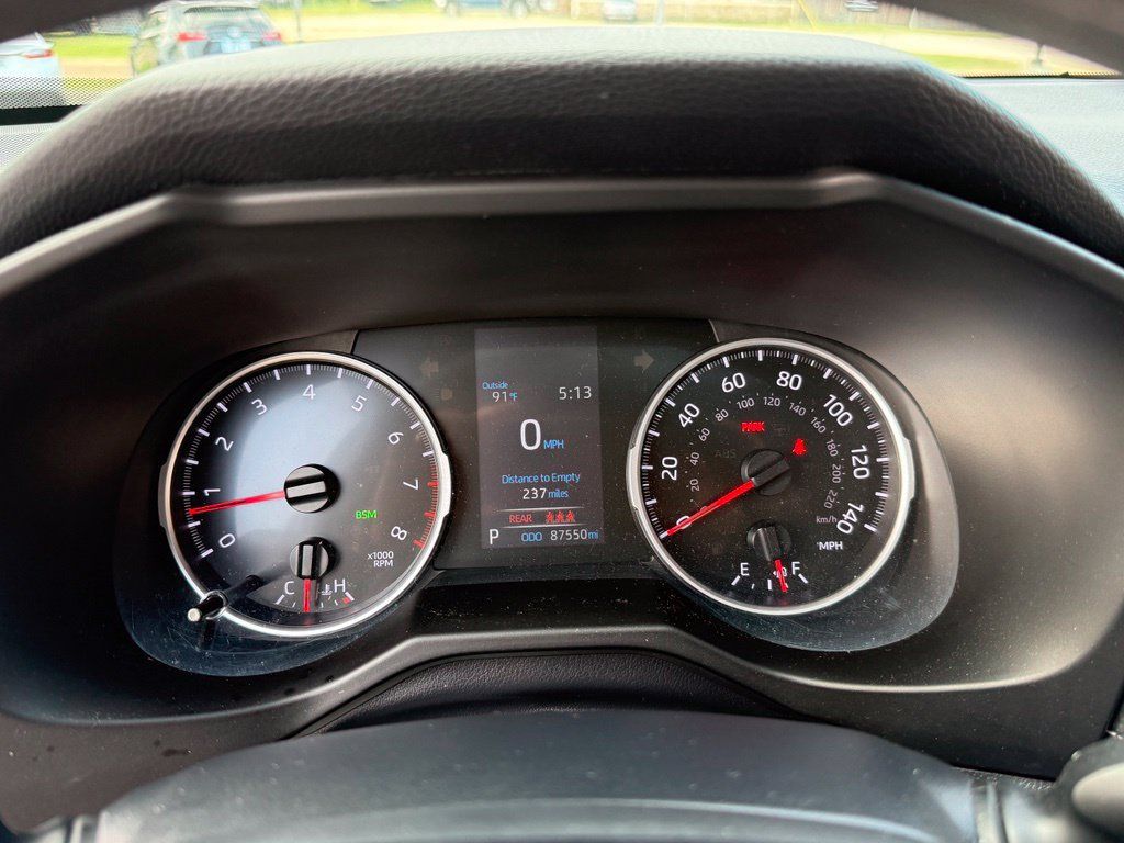 Used 2019 Toyota RAV4 XLE w/ Convenience Package FWD image 17