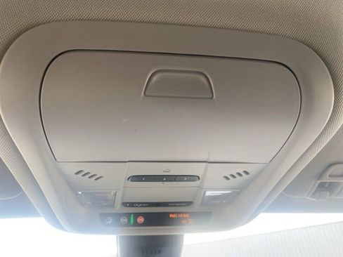 Used 2024 GMC Terrain SLT image 25