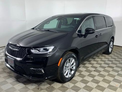 New 2026 Chrysler Pacifica Select image 2