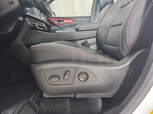 Certified 2024 Chevrolet Traverse RS w/ LPO, Floor Liner Package AWD/4WD image 37