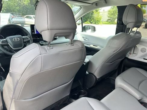 Used 2026 Toyota Sienna XLE FWD image 37