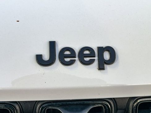 Used 2023 Jeep Grand Cherokee Limited w/ Luxury Tech Group II AWD/4WD image 6