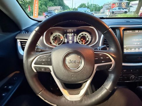 Used 2016 Jeep Cherokee Latitude w/ Cold Weather Group FWD image 24