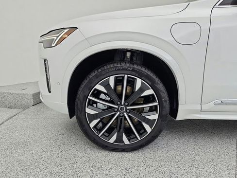New 2025 Volvo XC90 T8 Plus w/ Protection Package Premier image 17