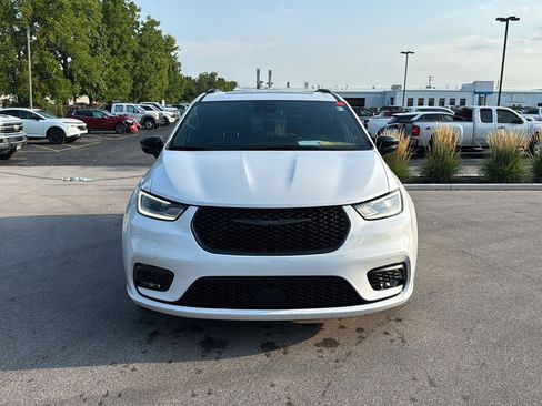 Used 2025 Chrysler Pacifica Limited FWD image 8