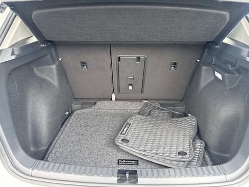 Used 2025 Volkswagen Taos SE w/ Panoramic Sunroof Package FWD image 5