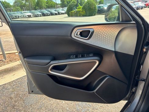 Used 2025 Kia Soul LX w/ LX Technology Package FWD image 18