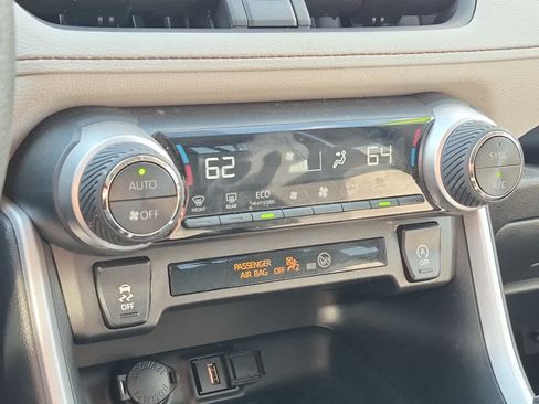 Used 2021 Toyota RAV4 XLE AWD/4WD image 17