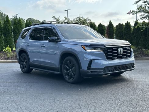 Used 2025 Honda Pilot Black Edition image 2
