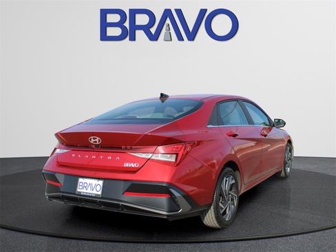 Used 2025 Hyundai Elantra SEL image 5
