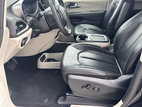 Used 2023 Chrysler Pacifica Touring-L FWD image 9