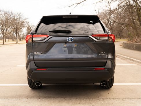 Used 2022 Toyota RAV4 XLE Premium image 8