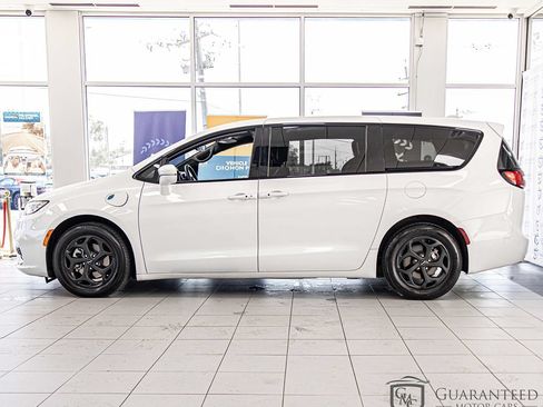 Used 2022 Chrysler Pacifica Touring-L w/ S Appearance Package FWD image 6