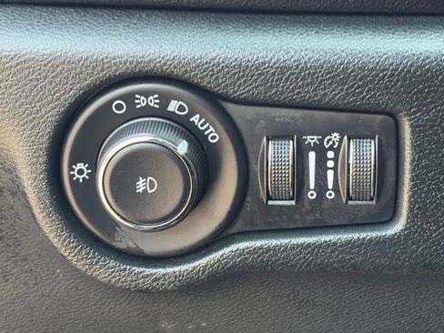 Used 2025 Chrysler Pacifica Select FWD image 60