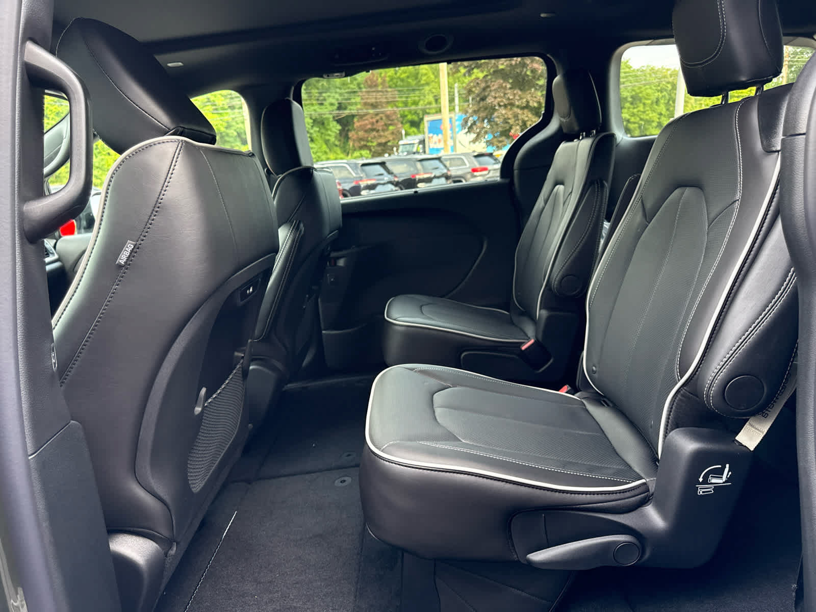 New 2027 Chrysler Pacifica Limited AWD/4WD image 19