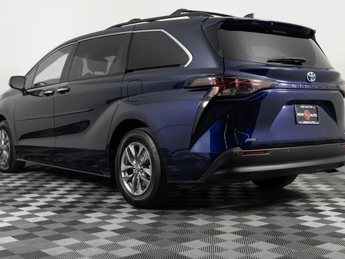 Used 2023 Toyota Sienna XLE image 4