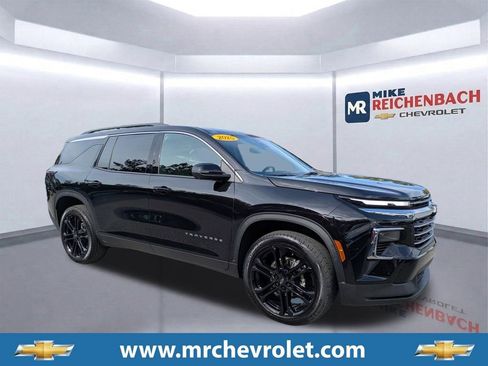 Used 2025 Chevrolet Traverse LT w/ Driver Confidence Package FWD image 1