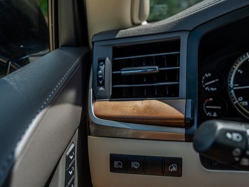 Used 2020 Lexus LX 570 4WD w/ Luxury Package image 18