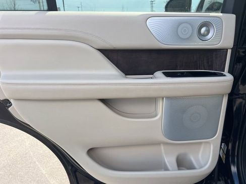 Used 2019 Lincoln Navigator Reserve image 18