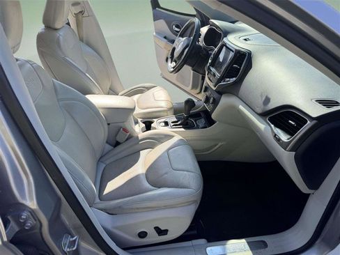 Used 2019 Jeep Cherokee Limited FWD image 20