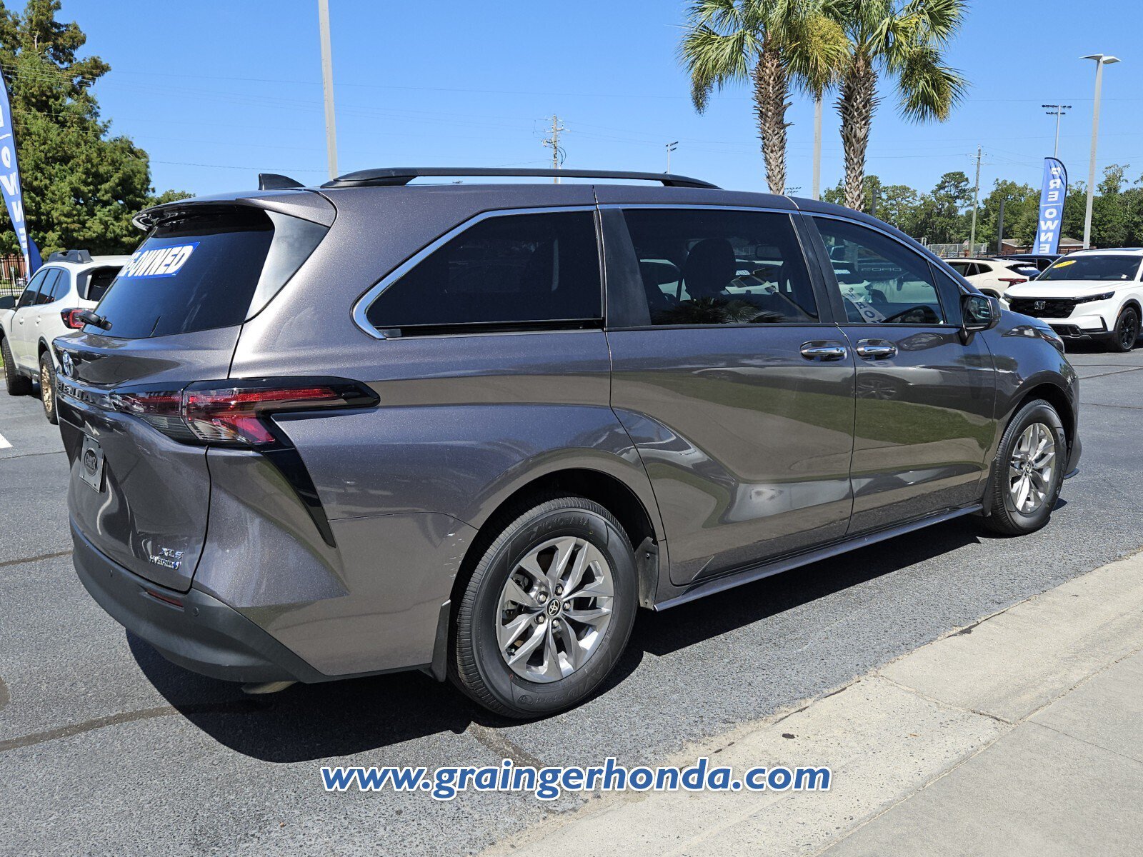 Used 2024 Toyota Sienna XLE w/ XLE Plus Package FWD image 5