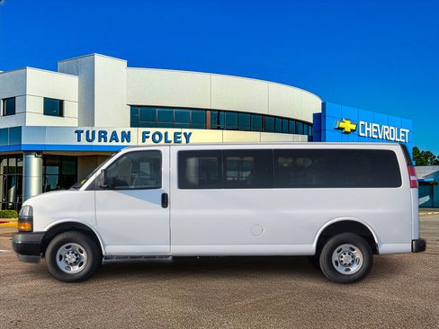 Used 2022 Chevrolet Express 3500 LS RWD image 2