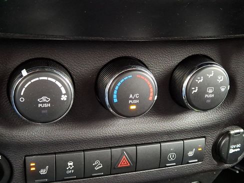 Used 2018 Jeep Wrangler Unlimited Sahara w/ Connectivity Group image 15