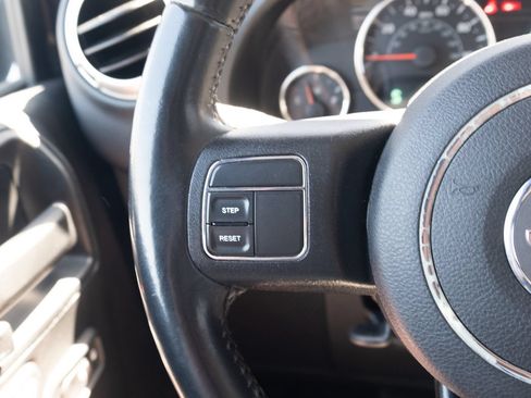 Used 2018 Jeep Wrangler Unlimited Sahara AWD/4WD image 5