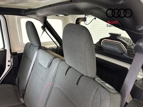 Used 2025 Jeep Wrangler Unlimited Rubicon image 26